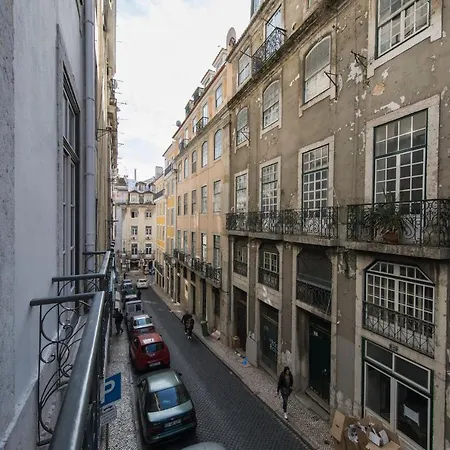 Lovelystay - Charming 3 Bedroom Wonder Downtown *