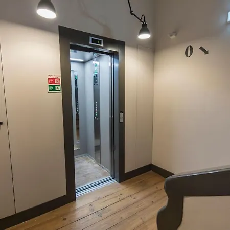 Lovelystay - Charming 3 Bedroom Wonder Downtown *