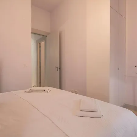 Lovelystay - Charming 3 Bedroom Wonder Downtown *
