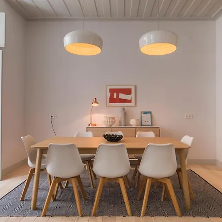 Lovelystay - Charming 3 Bedroom Wonder Downtown