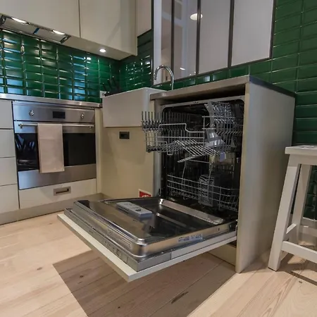 Lovelystay - Charming 3 Bedroom Wonder Downtown Apartment