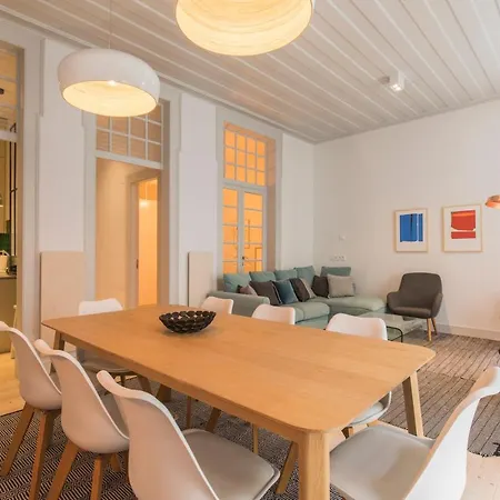 Lovelystay - Charming 3 Bedroom Wonder Downtown Apartment *